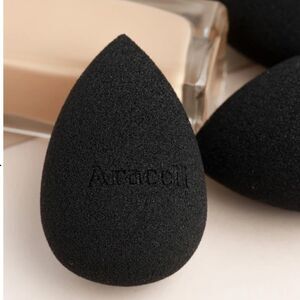 ARACELI BEAUTY
Bella Sponge in Black NEW with Ipsy drawstring bag